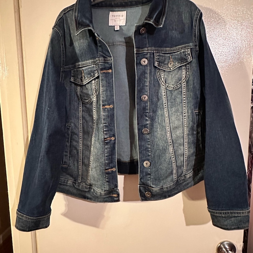 Torrid Denim Womens Trucker Jean Jacket Medium Wash Stretch Size 2